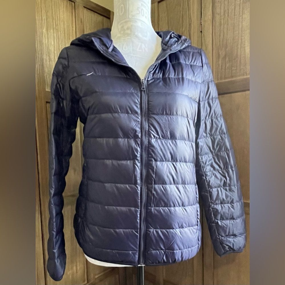 NWOT. Women’s lightweight hooded puffer jacket.